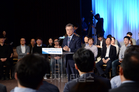 문재인 더불어민주당 후보가 14일 오후 서울 강남구 역삼동 아모리스 역삼 대연회장에서 열린  미래성장과 일자리 창출을 위한 디지털경제 국가전략 초청 포럼에 참석, 발언을 하고 있다. 김민수기자 ultrartist@